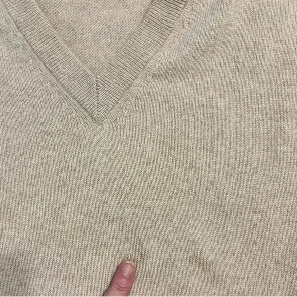 Men’s tan cashmere v-neck sweater XL Roundtree & Yorke “small stain” Super Soft! - Picture 8 of 9